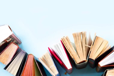 Bir yığın eski kitap.