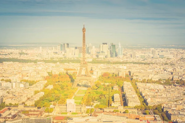 Torre Eiffel y paisaje urbano de París — Foto de Stock