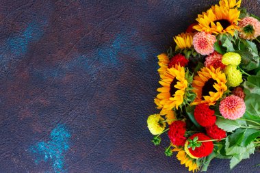 Dahlia ve ayçiçekleri