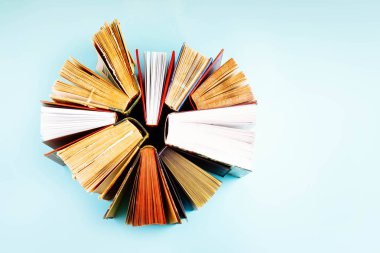 Bir yığın eski kitap.