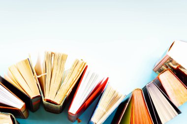 Bir yığın eski kitap.