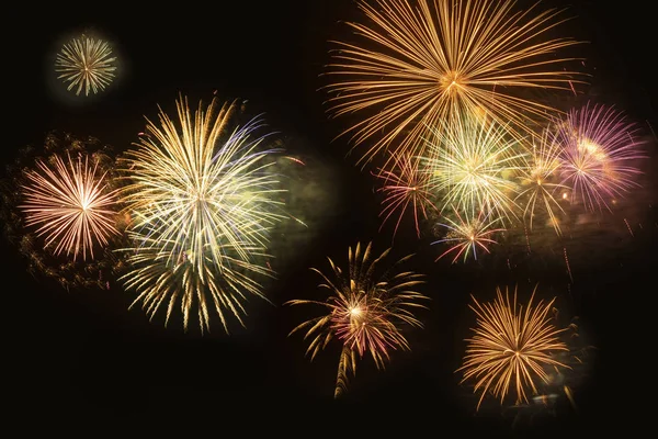 Fuochi d'artificio colorati sul nero — Foto Stock