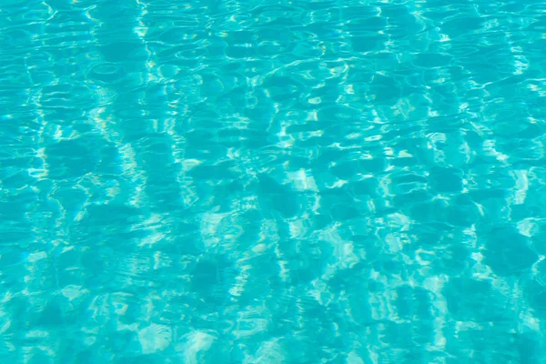 Belle eau fraîche dans la piscine — Photo