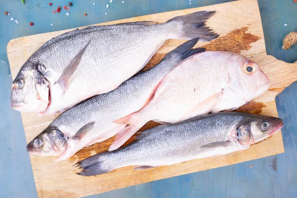 Färsk fisk fisk förberedelse — Stockfoto