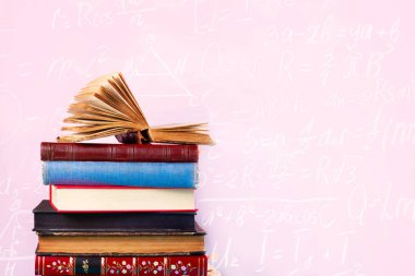 Bir yığın eski kitap.