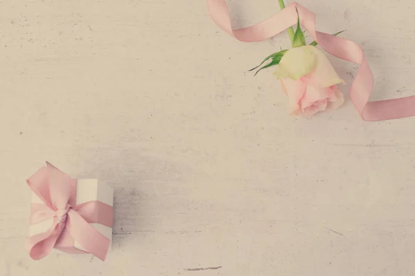 Geschenkbox mit rosa Schleife — Stockfoto