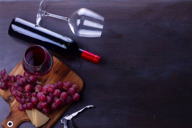 Bir kadeh kırmızı şarap.