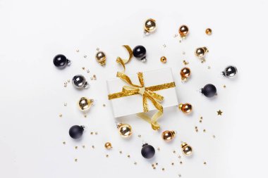 Cam topların olduğu bir Noel sahnesi