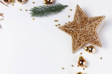 Altın madalyalarla bezenmiş Noel sahnesi