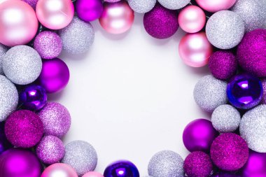 Cam topların olduğu bir Noel sahnesi