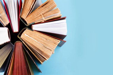 Bir yığın eski kitap.