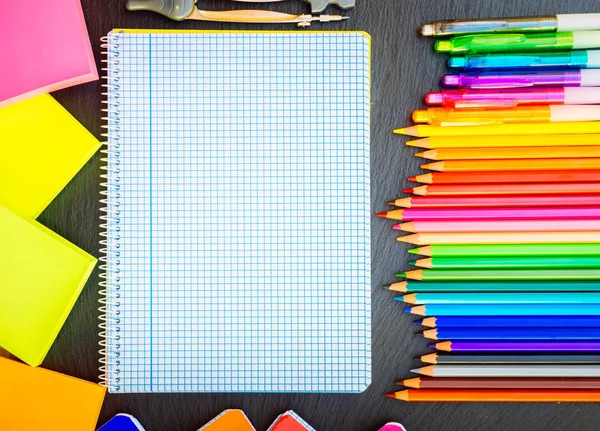 Geri okul kalemler — Stok fotoğraf