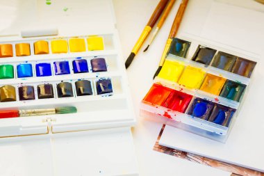 sulu boya darbe ile beyaz canva