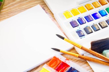 sulu boya darbe ile beyaz canva