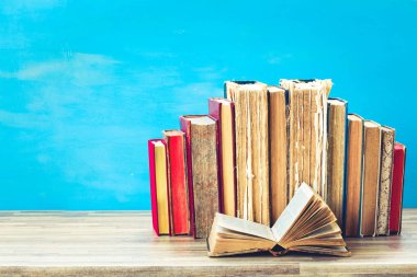 Bir yığın eski kitap.