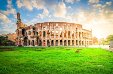 Roma, İtalya 'da gün batımında kolezyum