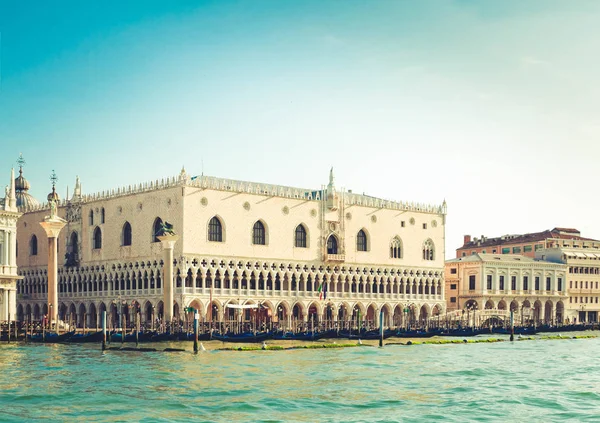 Gondolas y Palacio Ducal, Venecia, Italia — Foto de Stock