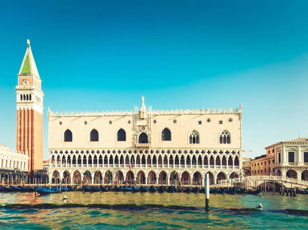 Gondol ve Doge Sarayı, Venedik, İtalya — Stok fotoğraf
