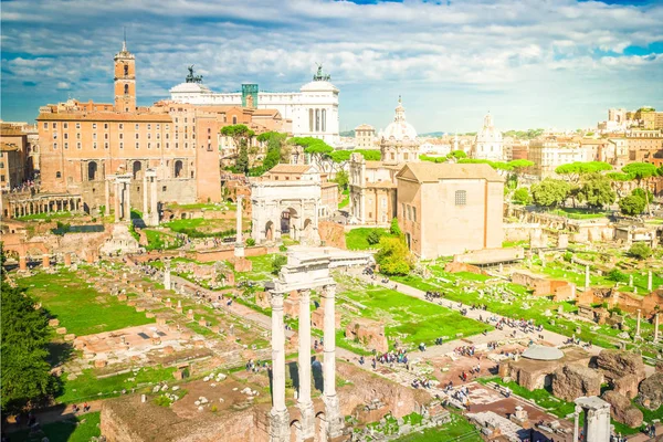 Foro - Ruinas romanas en Roma, Italia — Foto de Stock