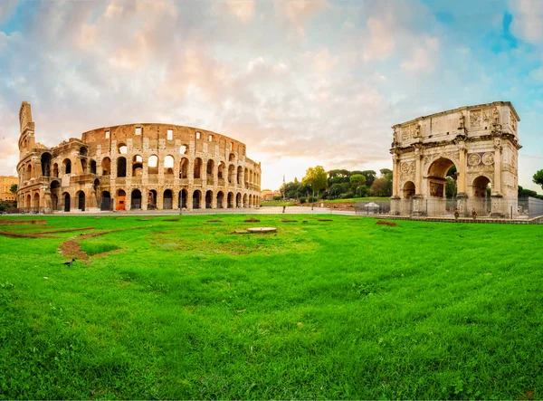 Колизей на закате в Риме, Италия — стоковое фото