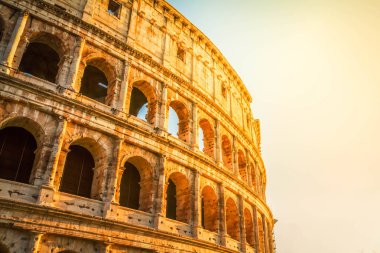 Roma, İtalya 'da gün batımında kolezyum