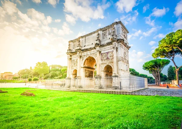 Coliseo y Arco de Constantino, Roma, Italia — Foto de Stock