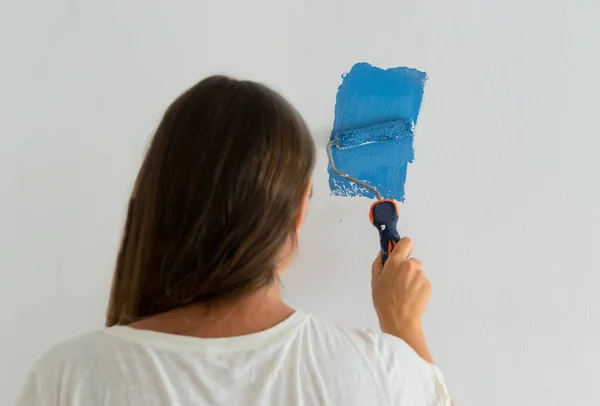 Woman painting wall — Stock Photo, Image