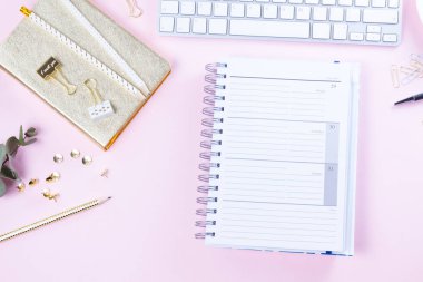 Düz yatıyordu ev ofis çalışma alanı