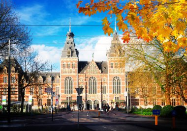 Rijksmuseum ve Amsterdam olduğumu heykeli