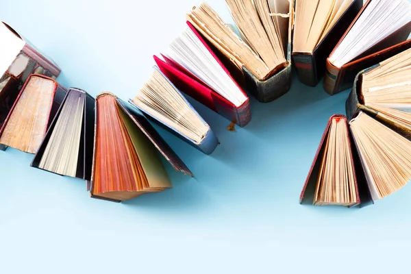 Bir yığın eski kitap.