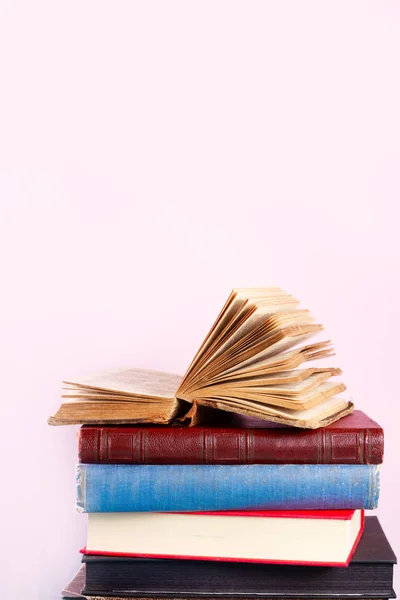 Stapel alter Bücher — Stockfoto