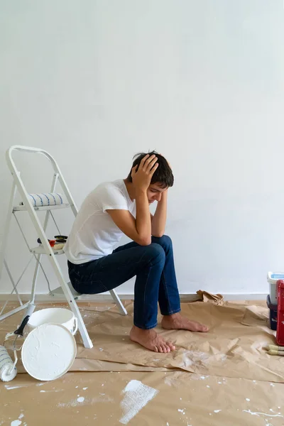 Pintura Equipamentos Sala Homens Jovens Desencorajados Que Têm Problemas Com — Fotografia de Stock