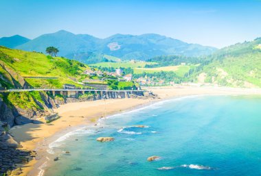 Cantabria yeşil Yalı Deba kasaba, Pais Vasco İspanya, tonda retro ile