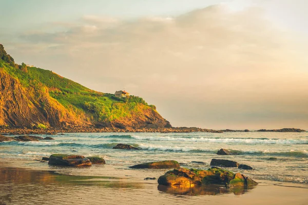 Costa Cantábrica y ciudad de Deba — Foto de Stock