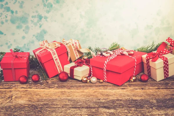 Kerstcadeau geven — Stockfoto