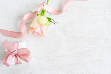 pembe fiyonklu hediye kutusu