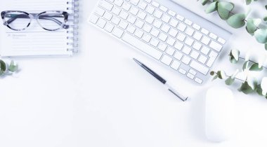 Düz yatıyordu ev ofis çalışma alanı