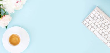 Mavi daire yatıyordu ev ofis çalışma alanı