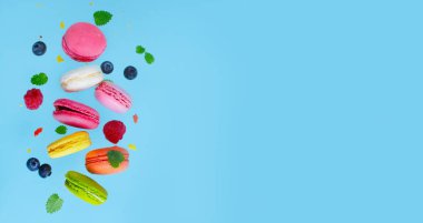Bademli kurabiye kurabiye pembe üzerinde