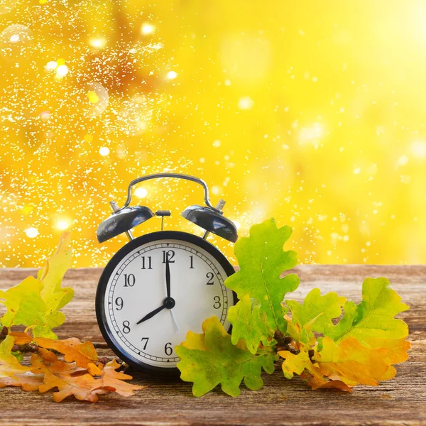 Höstens tid - höstlöv med klocka — Stockfoto