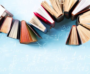 Bir yığın eski kitap.