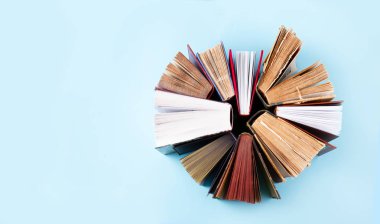 Bir yığın eski kitap.