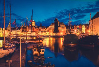 Gdansk - eski şehir waterfront gecede, Gdansk, Polonya, ışıklı gemi limanı ile gece tonda retro