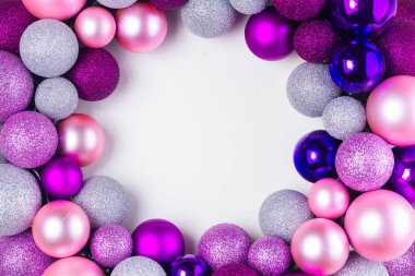 Cam topların olduğu bir Noel sahnesi