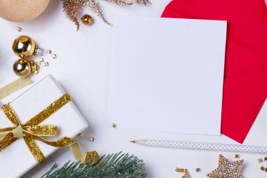 Altın madalyalarla bezenmiş Noel sahnesi