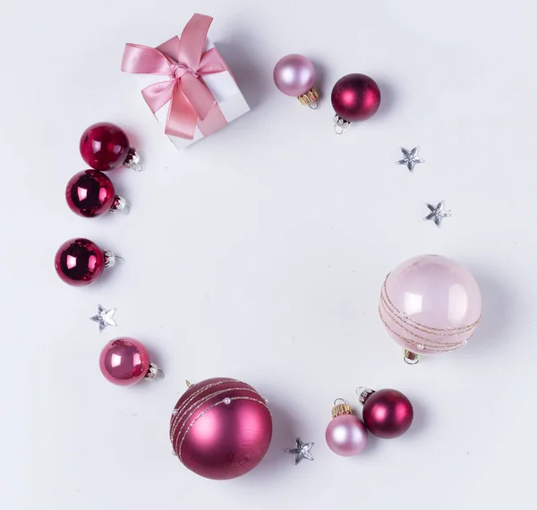 Різдвяна плоска сцена зі скляними кульками — стокове фото
