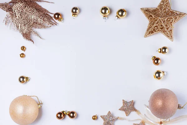 크리스마스 편평 한 단풍 과 황금빛 장식으로 장식된 풍경 — 스톡 사진