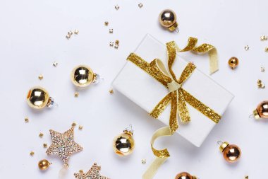 Altın madalyalarla bezenmiş Noel sahnesi