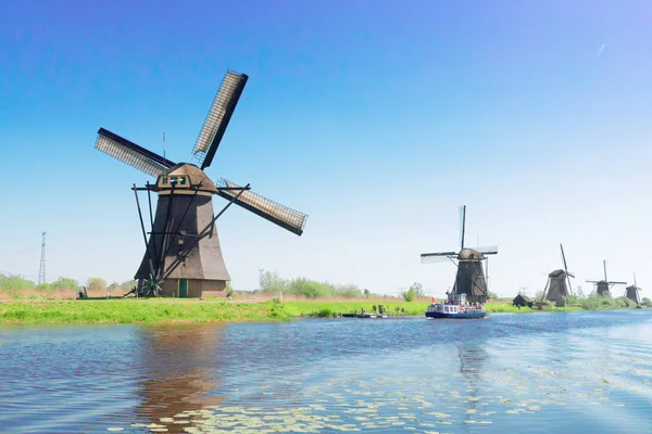 Molino de viento holandés sobre las aguas del río — Foto de Stock