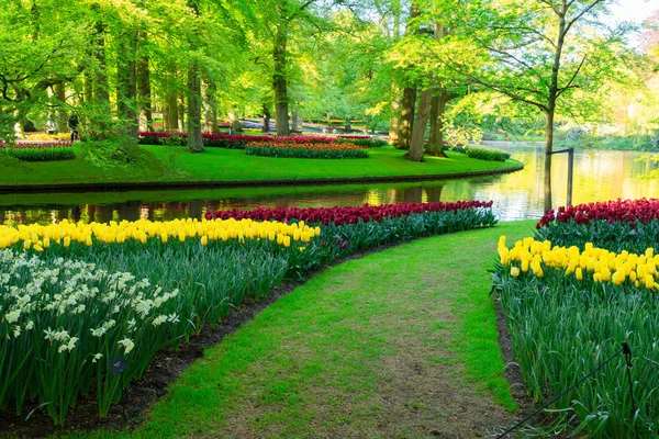 Formeller Frühlingsgarten — Stockfoto